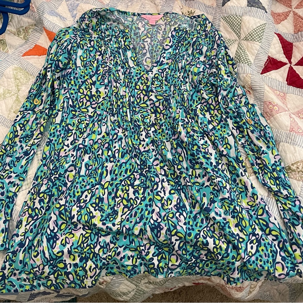 Lilly Pulitzer long sleeve top with button on sleeve Size Small